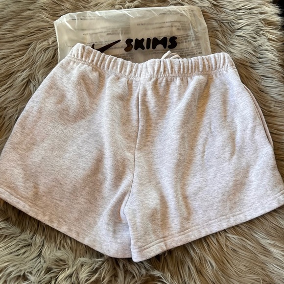 NWOT Skims classic cotton fleece shorts - Picture 4 of 7